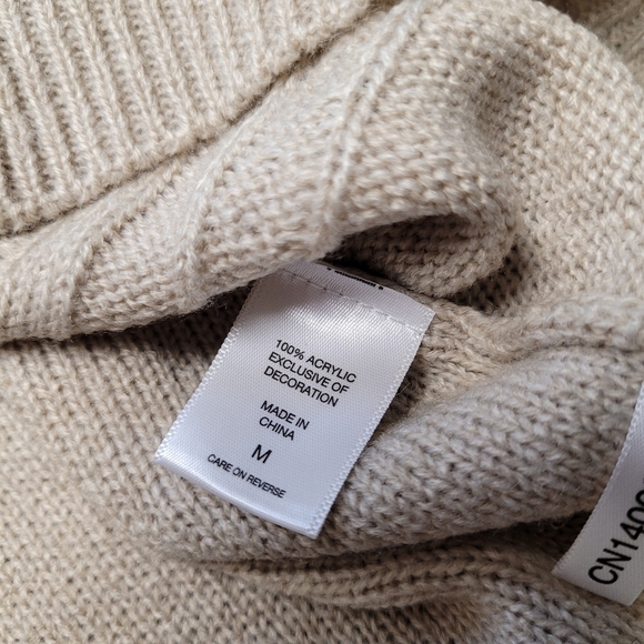 Soho NY&C Off-The-Shoulder Bow Back Oatmeal Cable knit Sweater Size Medium - Picture 7 of 10